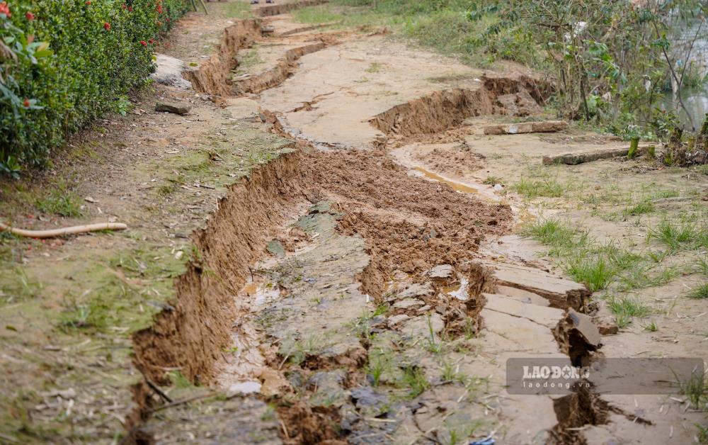 Nhieu nguoi dan cho biet, hien tuong sat lo tai khu vuc tren khien ai cung bat ngo vi truoc do khong co dau hieu gi de nhan biet, chi khi ngu day thi ngo ngang voi hien truong tan hoang truoc mat.