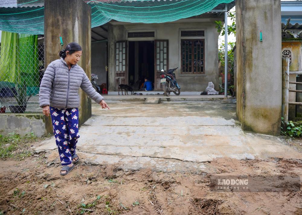 “Cach day 3 ngay thi khong sao, chi co mot duong ran nho. Den 2 ngay nay, vua ngu day thay duong nut ra het. Nut sau, nen chong toi phai lay dat dap len cho cao. Sau lam, ngu day thay la het hon”, ba Nguyen Thi Kim Yen – mot nguoi dan thon La Van Thuong ke lai. 