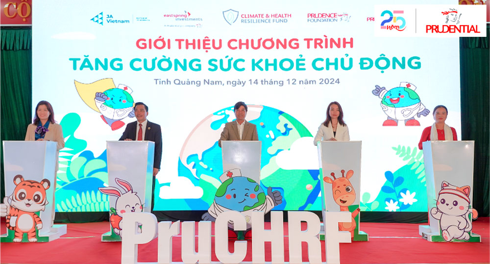 Representatives of Prudential Vietnam, partners and local authorities perform the project launch ceremony. Photo: Provided by the company