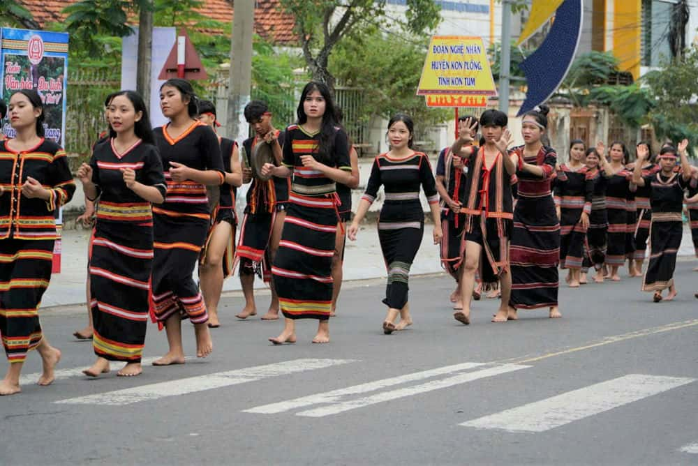 Đoàn nghệ nhân biểu diễn trên đường phố Kon Tum. Ảnh: Thanh Tuấn 