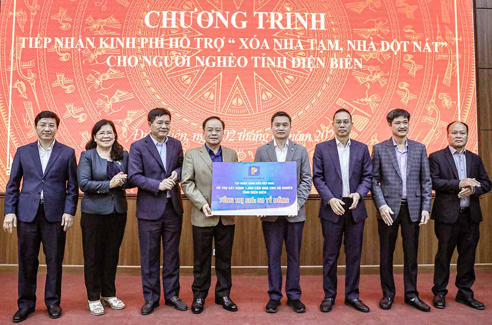 Dien Bien province received VND50 billion from the Vietnam National Petroleum Group to build 1,000 houses for poor households. Photo: Anh Quan