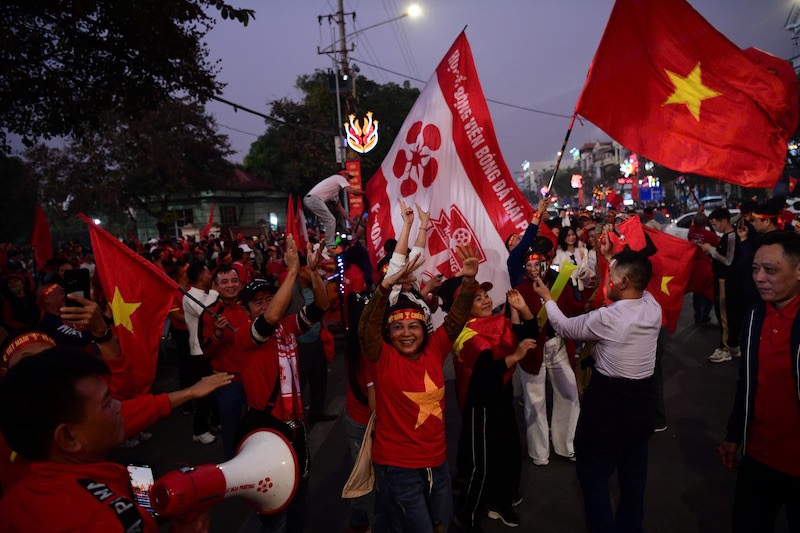 Cac co dong vien tao bau khong khi cuong nhiet. Anh: Minh Dan 