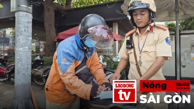 Hot in Saigon: Driving on the sidewalk, shipper fined 5 million