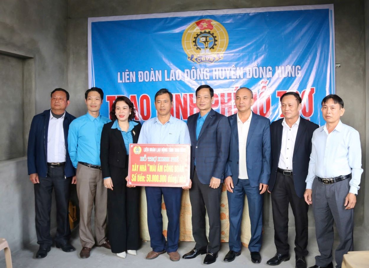 Representatives of the Thai Binh Provincial Federation of Labor, Dong Hung District Labor Union, commune leaders, and colleagues presented funds and gifts to encourage Mr. Nguyen Trong Luong. Photo: Ba Manh