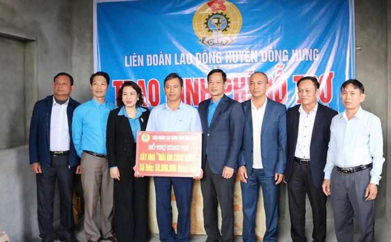 Representatives of the Thai Binh Provincial Federation of Labor, Dong Hung District Labor Union, commune leaders, and colleagues presented funds and gifts to encourage Mr. Nguyen Trong Luong. Photo: Ba Manh