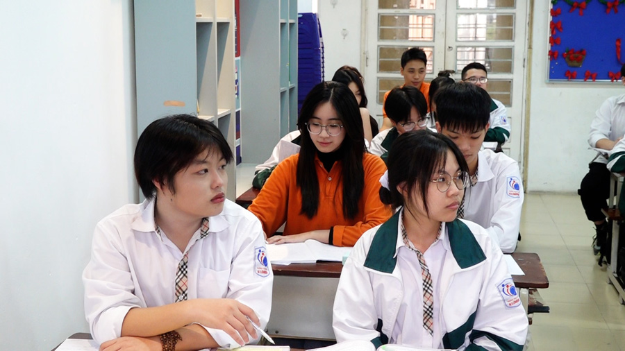 Who has an advantage when taking the new English graduation exam