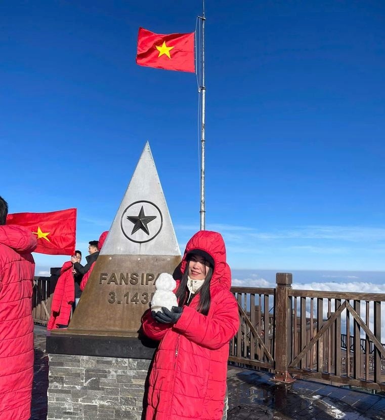 Du khach ngam bang tuyet phu tren dinh Fansipan, Sa Pa, Lao Cai ngay dau nam moi 2025. Anh: NVCC