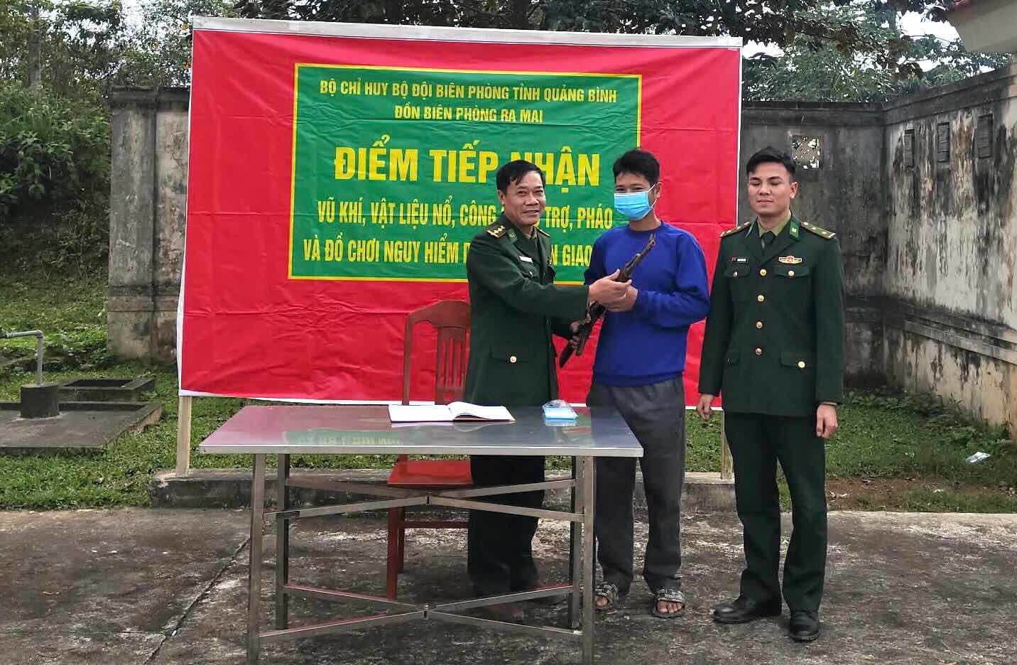 Anh Hồ Phâm nhặt được khẩu súng AK-47 và đến nộp cho lực lượng chức năng. Ảnh: Bộ đội Biên phòng