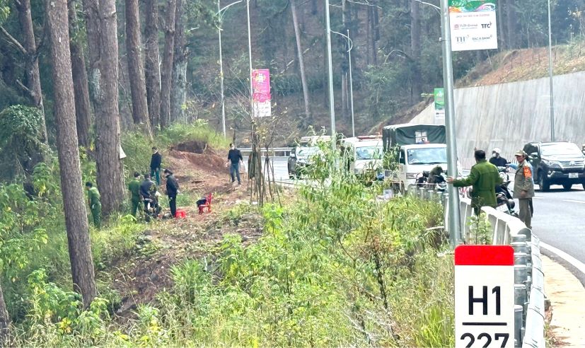 Authorities examine the scene and investigate the cause of the man's death. Photo: Lam Hong