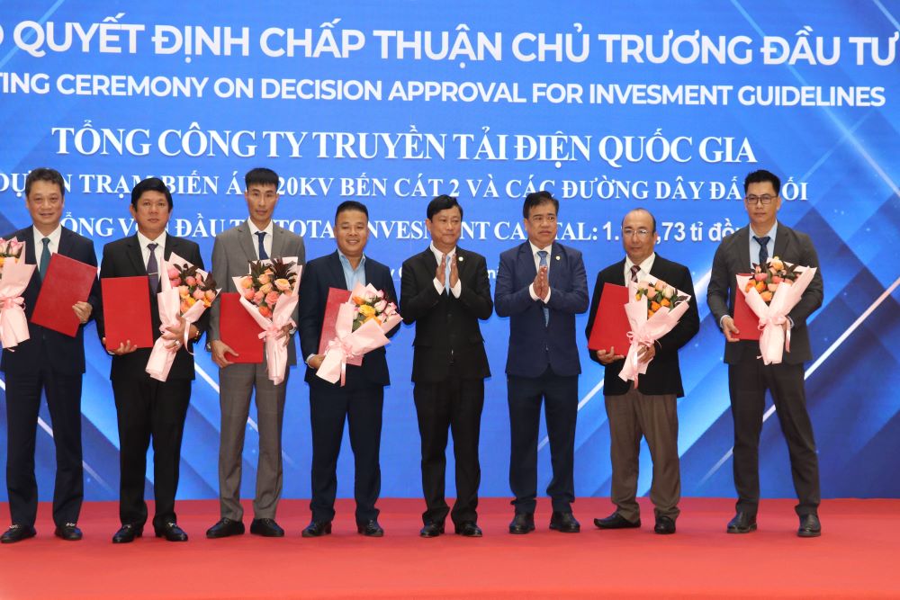 Binh Duong province grants investment approval decisions and investment registration certificates to enterprises. Photo: Dinh Trong