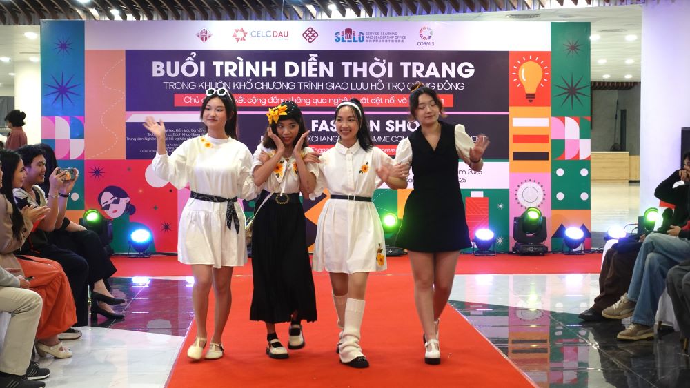 Buoi bieu dien thoi trang tai che nham truyen tai thong diep ve viec trao quyen cho cac nhom yeu the trong cong dong tham gia bao ve moi truong. Anh: Tran Thi