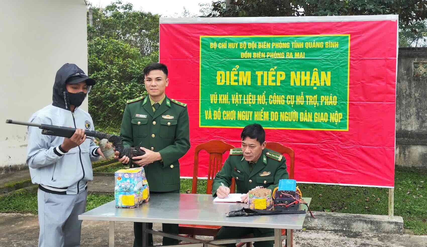 People hand over dangerous weapons. Photo: Border Guard