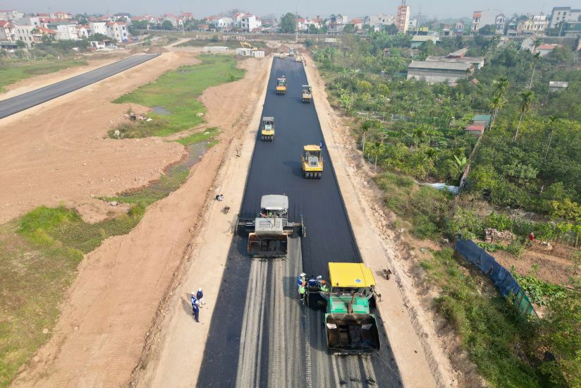Parallel road of Ring Road 4 through Dan Phuong district, Hanoi. Photo: Huu Chanh