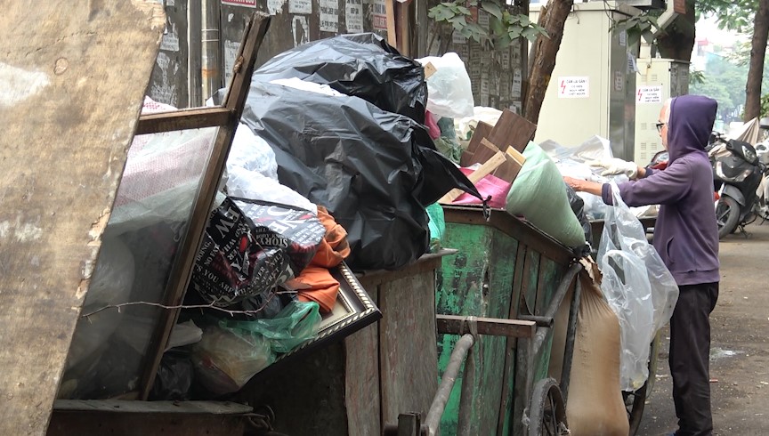 Fines for garbage classification: Inadequate from instructions to infrastructure. Photo: Cao Thom