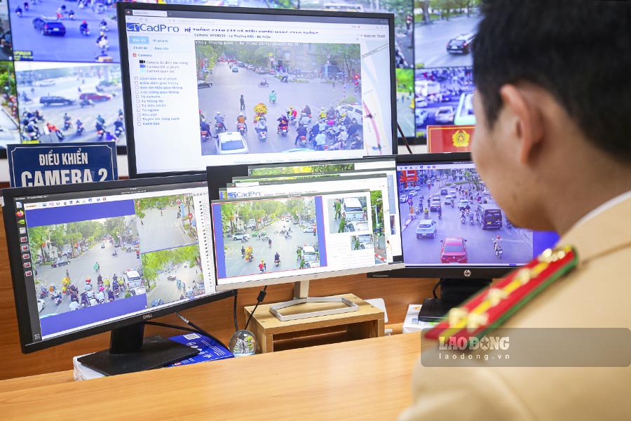Traffic police monitor traffic situations through surveillance cameras. Photo: To The