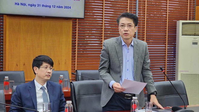 Director, Chief of Office of the Party Committee of the Ministry of Home Affairs Nguyen Quang Dung presented the contents of Decree No. 178, including policies for people retiring before the retirement age. Photo: Huong Nha