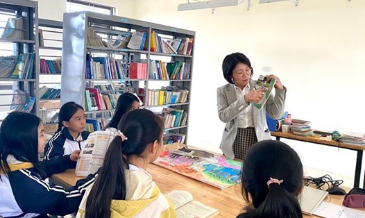 Đội ngũ nhân viên thư viện đều mong muốn các cấp mong được cải thiện chế độ tiền lương, được thêm các khoản phụ cấp. Ảnh: Bích Hà