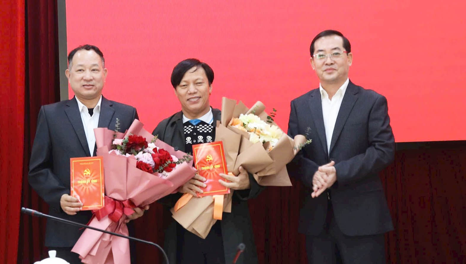 Vinh City Party Committee leaders presented flowers and decisions to two early retirees. Photo: Luu Hien