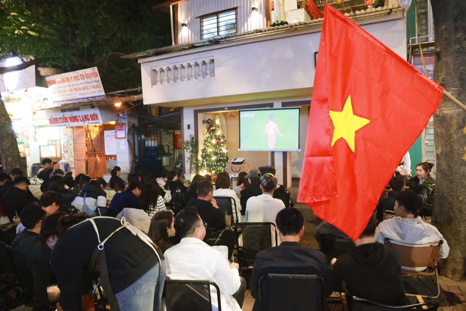 Tối 2.1, màn so tài giữa đội tuyển Việt Nam và Thái Lan tại chung kết ASEAN CUP 2024 diễn ra cực kỳ hấp dẫn. Với sức “nóng’’ của đêm chung kết, tại Hà Nội, nhiều quán cà phê đã thu hút rất đông người hâm mộ đến xem.