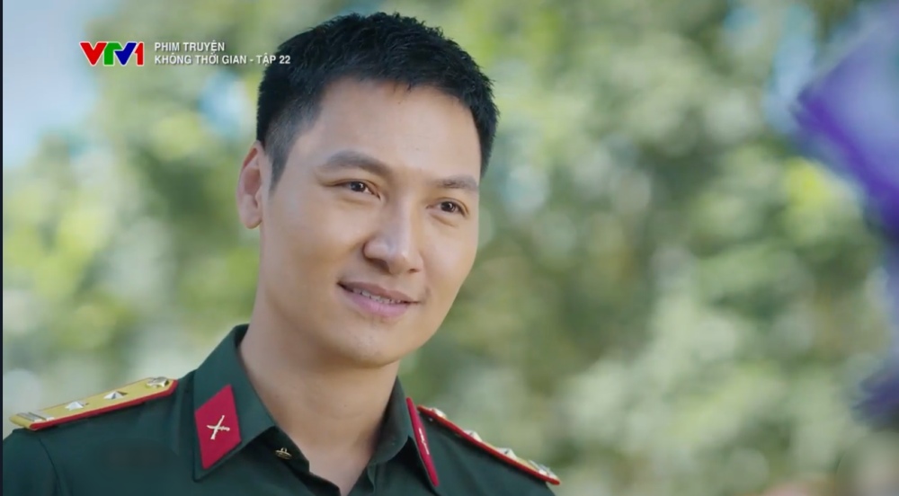 Lieutenant Colonel Dai is happy when his relatives move to a new place in "Spacetime". Photo: Cut from the movie