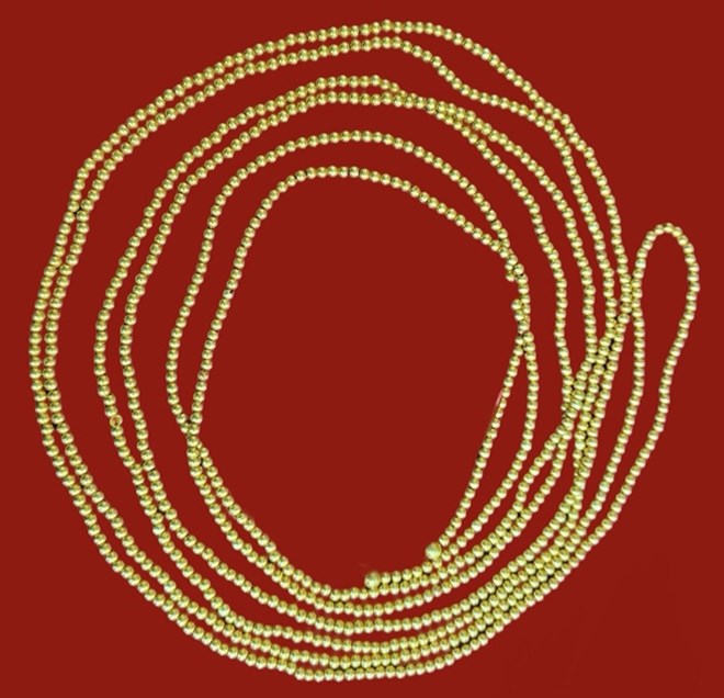 The gold necklace is one of 16 artifacts in the Nghe Temple's collection of gold artifacts recognized as national treasures and currently kept by Hai Phong Museum. Photo: Mai Chi