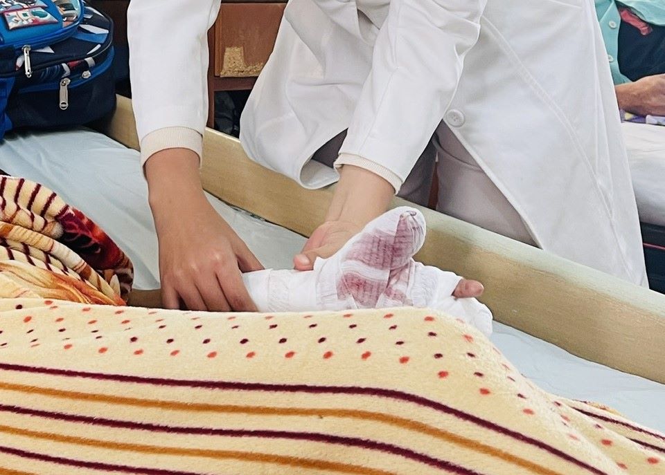 A student in Khanh Hoa injured his hand after making homemade firecrackers. Photo: Phuong Linh