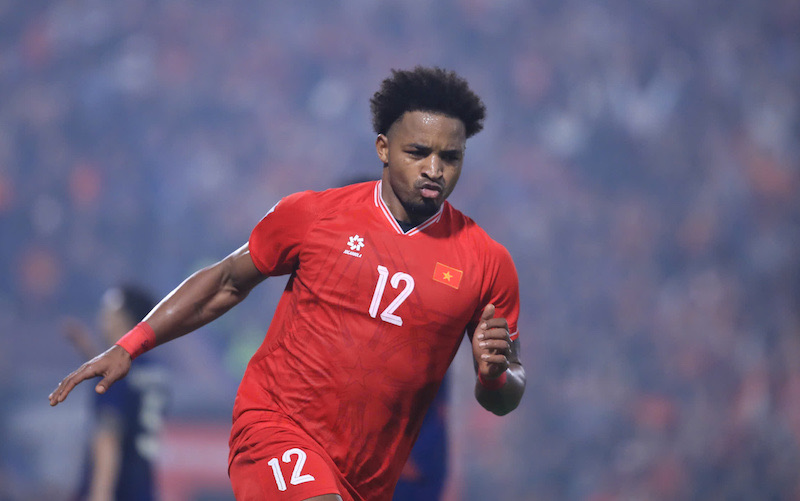 Striker Xuan Son scored two goals in the first leg of the 2024 ASEAN Cup final between Vietnam and Thailand. Photo: Minh Dan