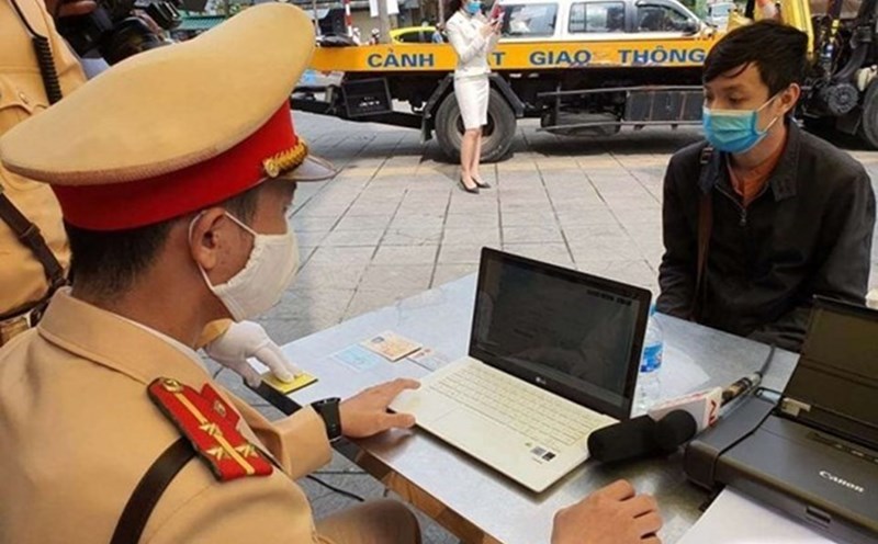Use the VNeTraffic app to look up traffic violation fines. Photo: V.Hue