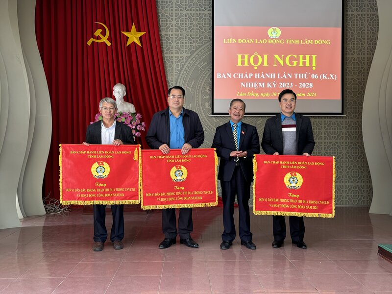 Awarding emulation flags to units with outstanding achievements, leading the union emulation clusters in 2024. Photo: D. Lam