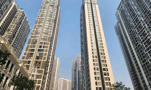 Giá nhà chung cư cao khiến một số người phải chấp nhận đi thuê. Ảnh: Cao Nguyên.