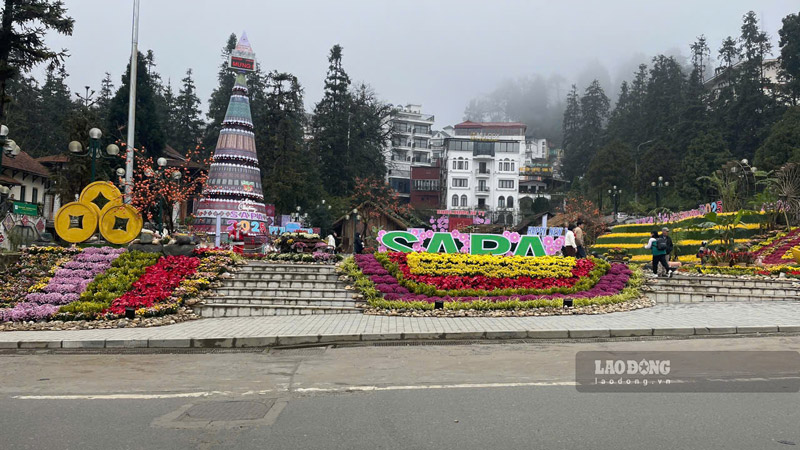 Thị xã Sa Pa, Lào Cai những ngày này đang trải qua đợt không khí lạnh tăng cường, nhiệt độ buổi tối vào khoảng 8-10 độ C, ban ngày dao động hoảng 20 độ C. Tuy nhiên, việc tham quan, khám phá không gian văn hóa giữa lòng thị trấn mờ sương vẫn diễn ra nhộn nhịp, thu hút đông đảo người dân và du khách quốc tế ở mọi lứa tuổi dừng chân ghé xem. 