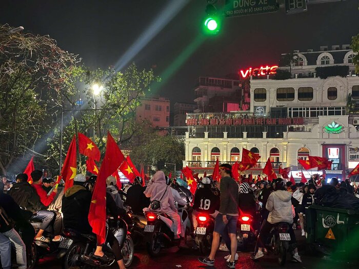 Tren khu vuc Quang truong Dong kinh nghia thuc tap trung rat nhieu CDV “di bao” an mung chien thang cua doi tuyen Viet Nam. Nhieu ban tre mang theo co To quoc the hien tinh yeu voi bong da va niem tu hao dan toc 