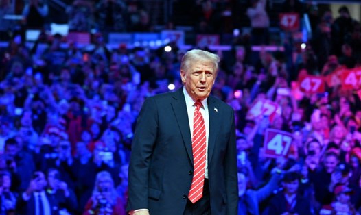 Ông Donald Trump phát biểu tại cuộc mít tinh mừng chiến thắng ngày 19.1, một ngày trước lễ nhậm chức. Ảnh: AFP