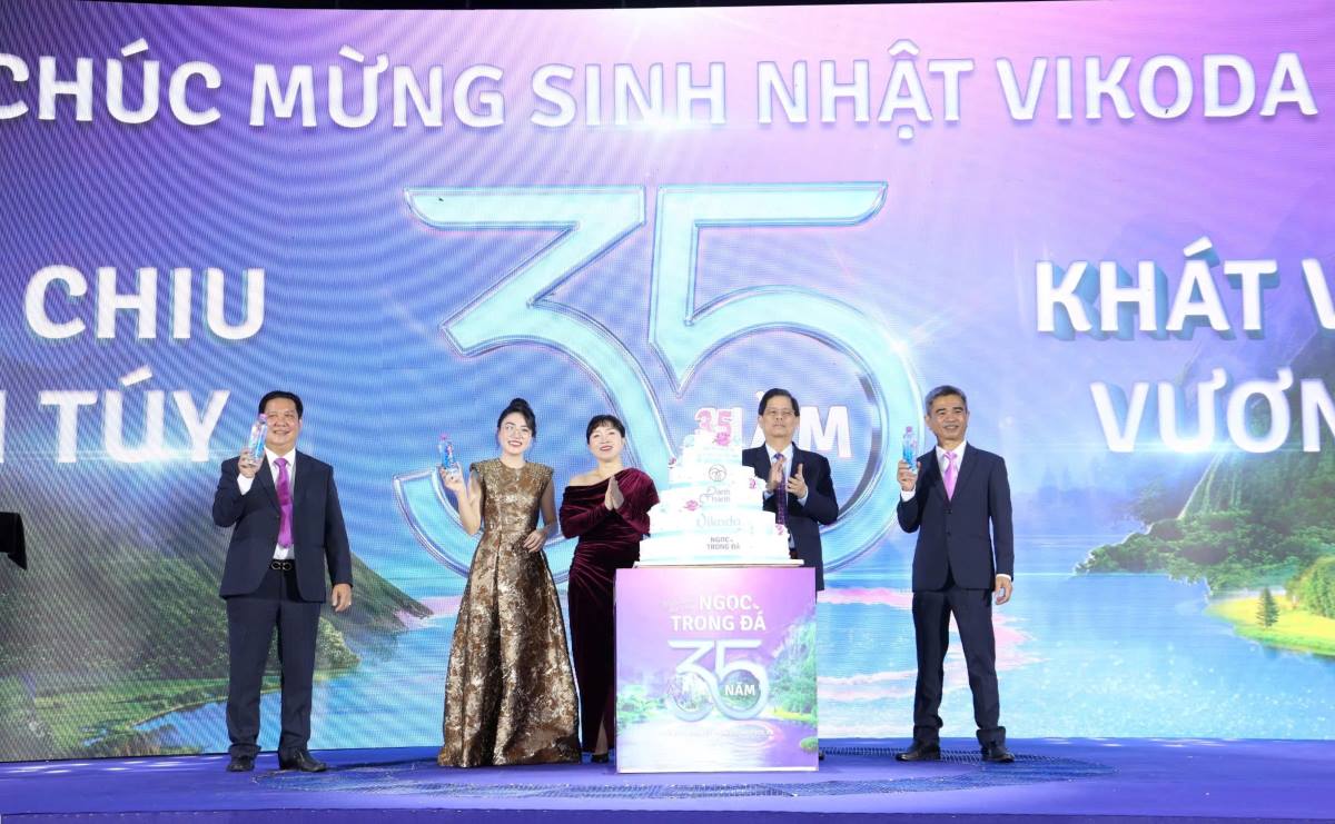 Celebrating the 35th anniversary of Khanh Hoa Mineral Water Joint Stock Company. Photo: TT