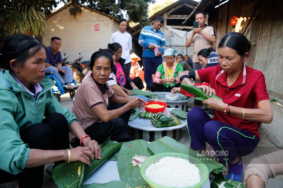 The "dialysis" hamlet in Noong Bua village, Noong Bua ward, Dien Bien Phu city, wraps banh chung to celebrate Tet. Photo: Quang Dat