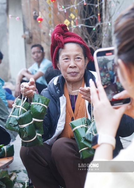 Duoc goi banh chung ngay Tet la niem vui voi benh nhan chay than.