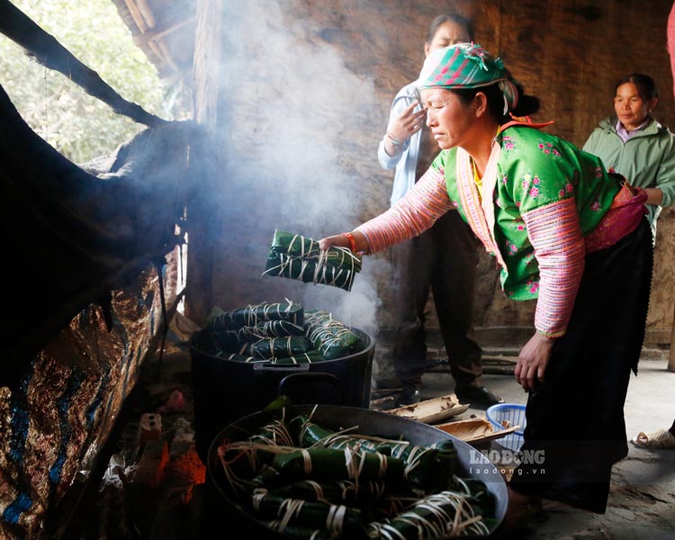 Lan khoi am ap tu noi banh chung lan toa nhung huong vi yeu thuong.