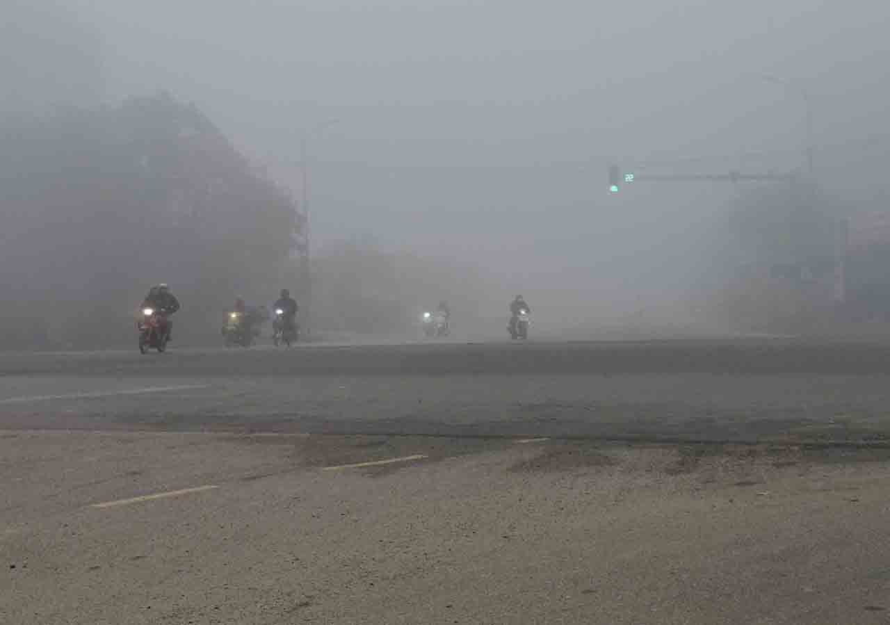 Dense fog forced vehicles to turn on their lights. Photo: Tran Tuan.