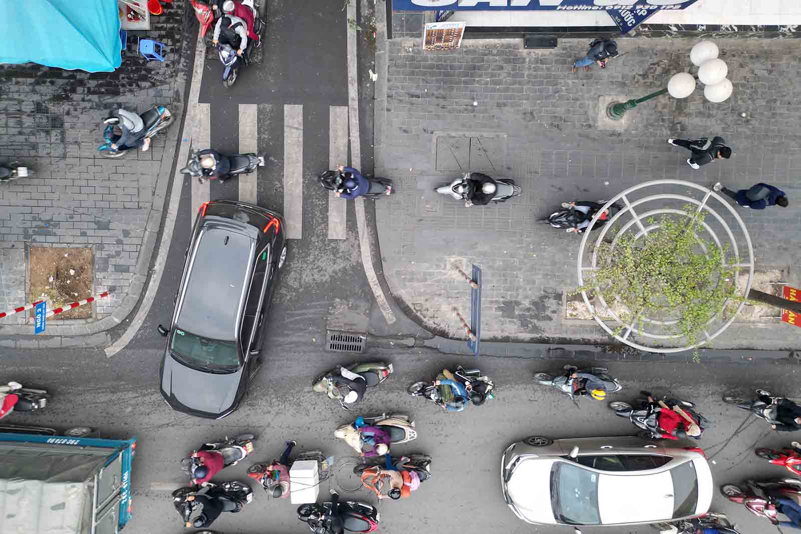 Nhiều người điều khiển phương tiện đi lên vỉa hè, bất chấp mức xử phạt lên đến 4-6 triệu đồng. Ảnh: Hữu Chánh