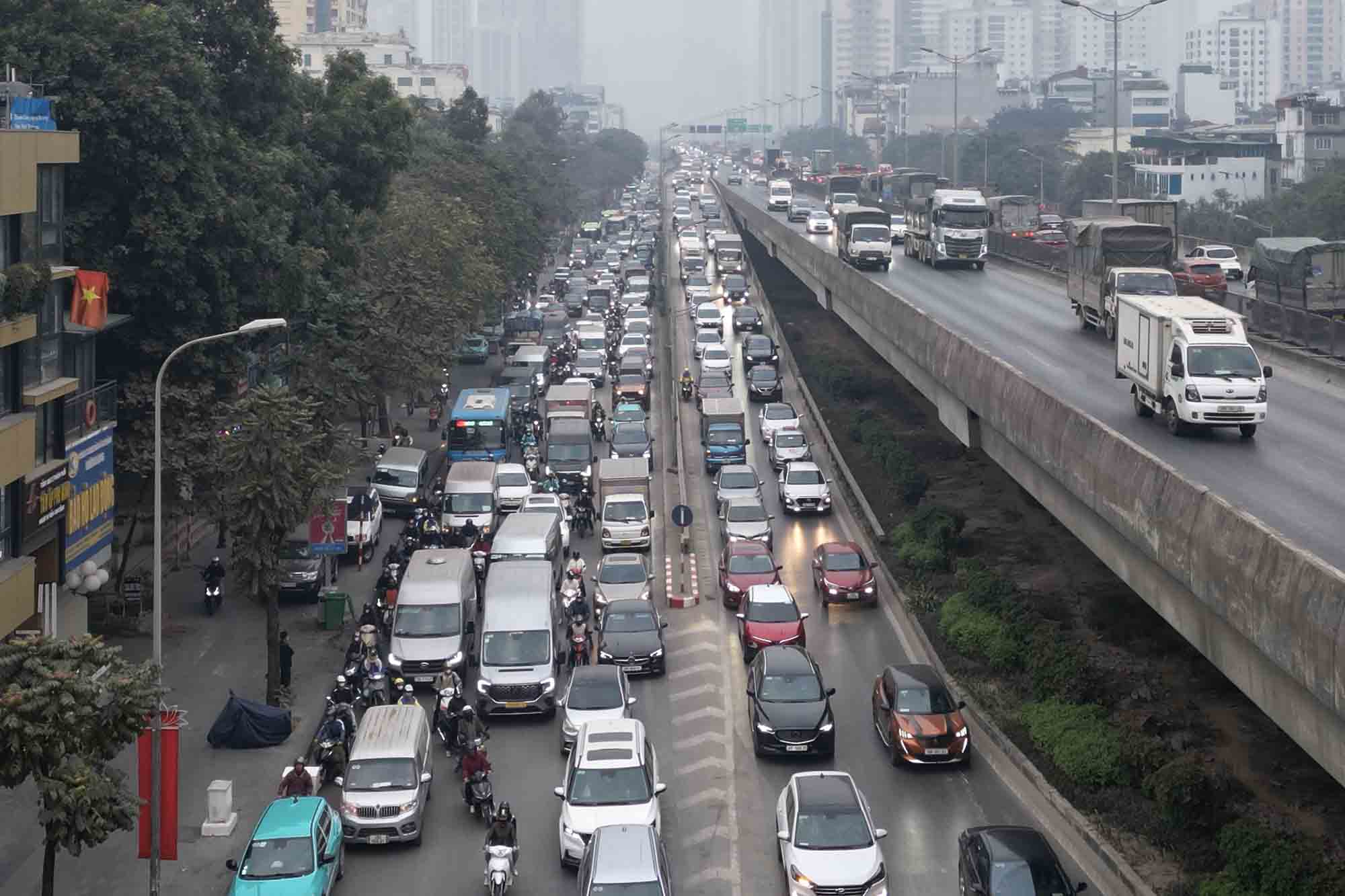 Dòng phương tiện chen chúc di chuyển ở đường Vành đai 3 trên cao và dưới thấp. Ảnh: Hữu Chánh