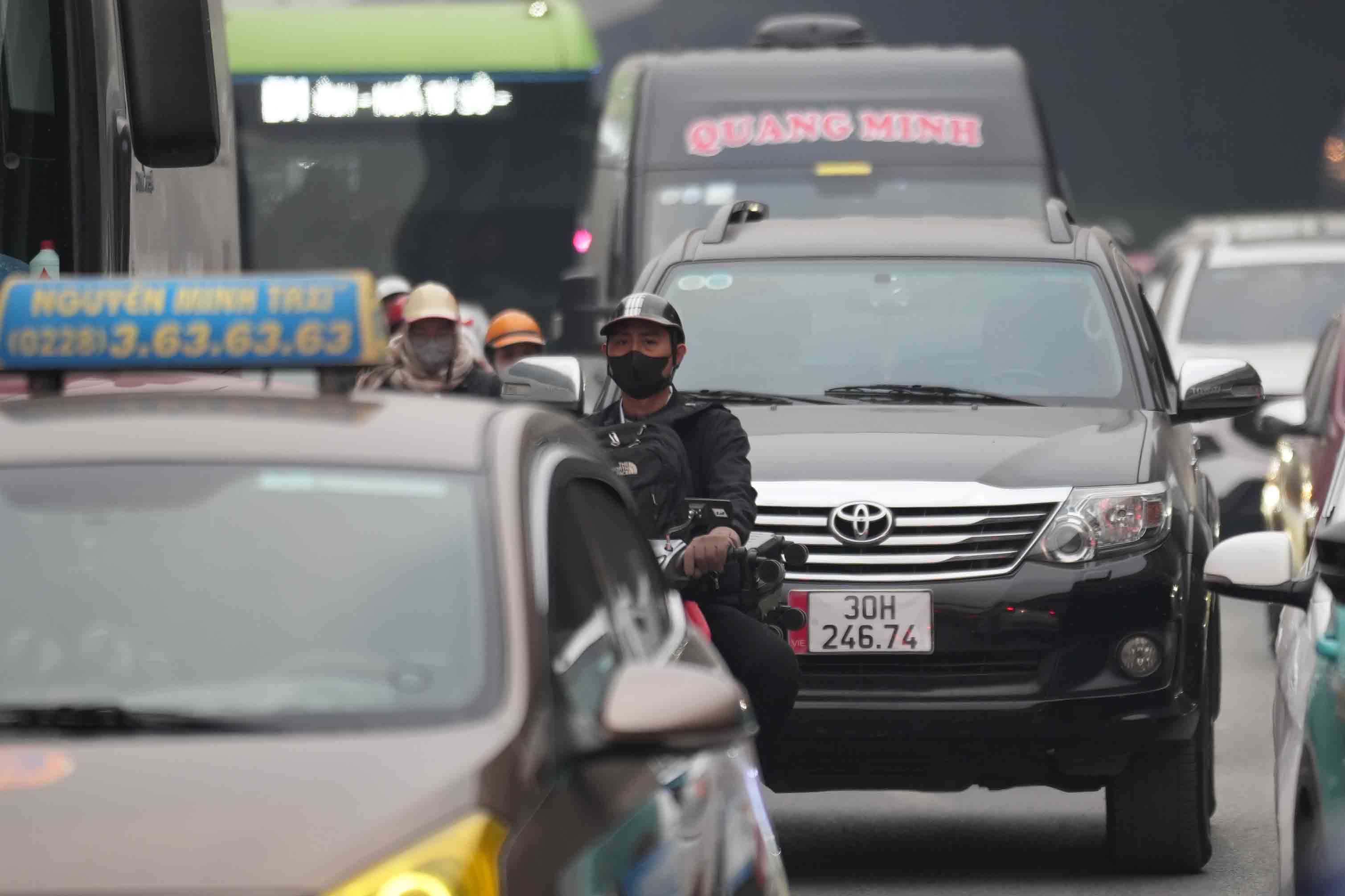 Xe máy len lỏi giữa loạt ôtô trên đường Khuất Duy Tiến. Ảnh: Hữu Chánh