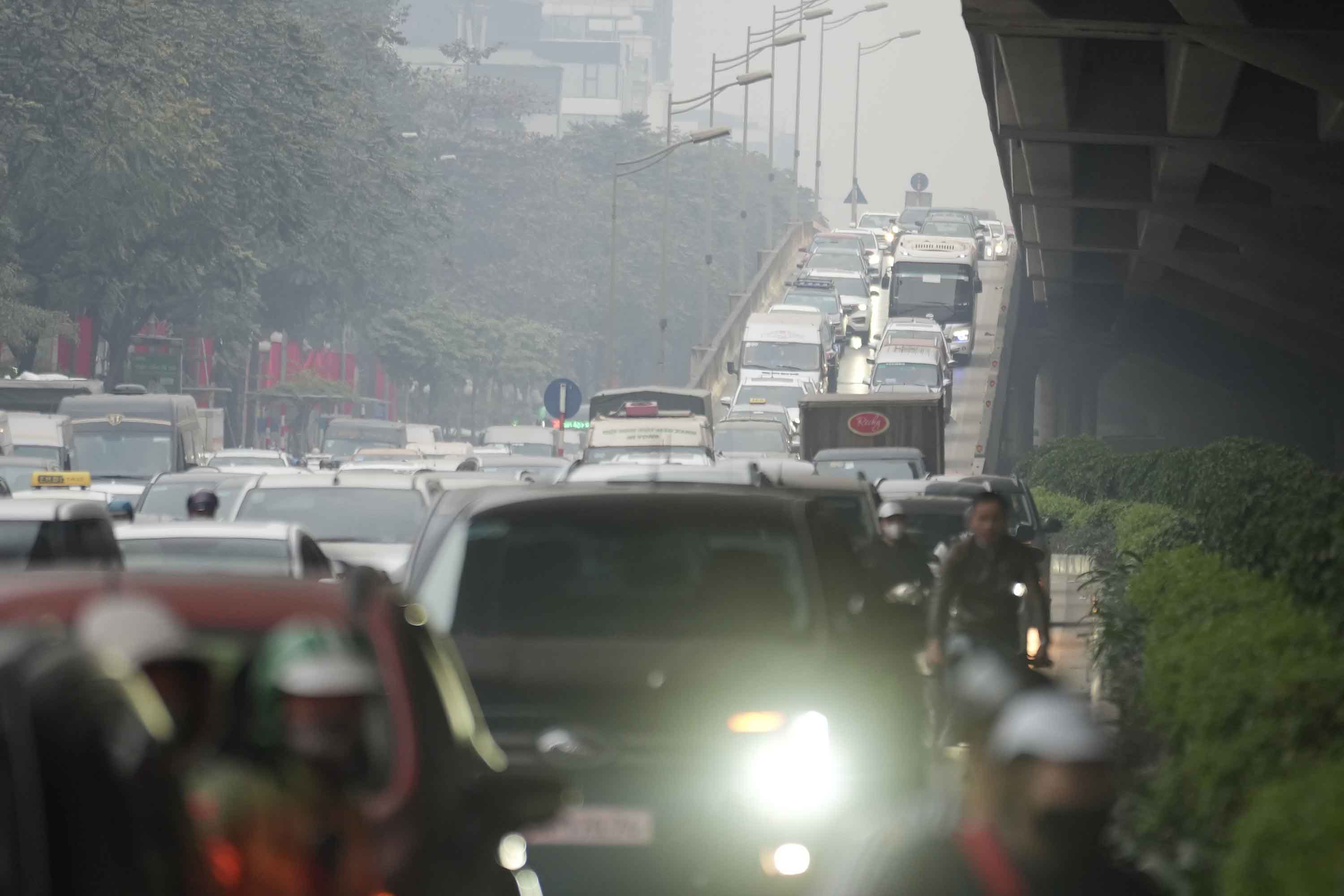 Tình trạng ùn tắc cũng xảy ra trên đường Khuất Duy Tiến hướng về nút giao. Ảnh: Hữu Chánh