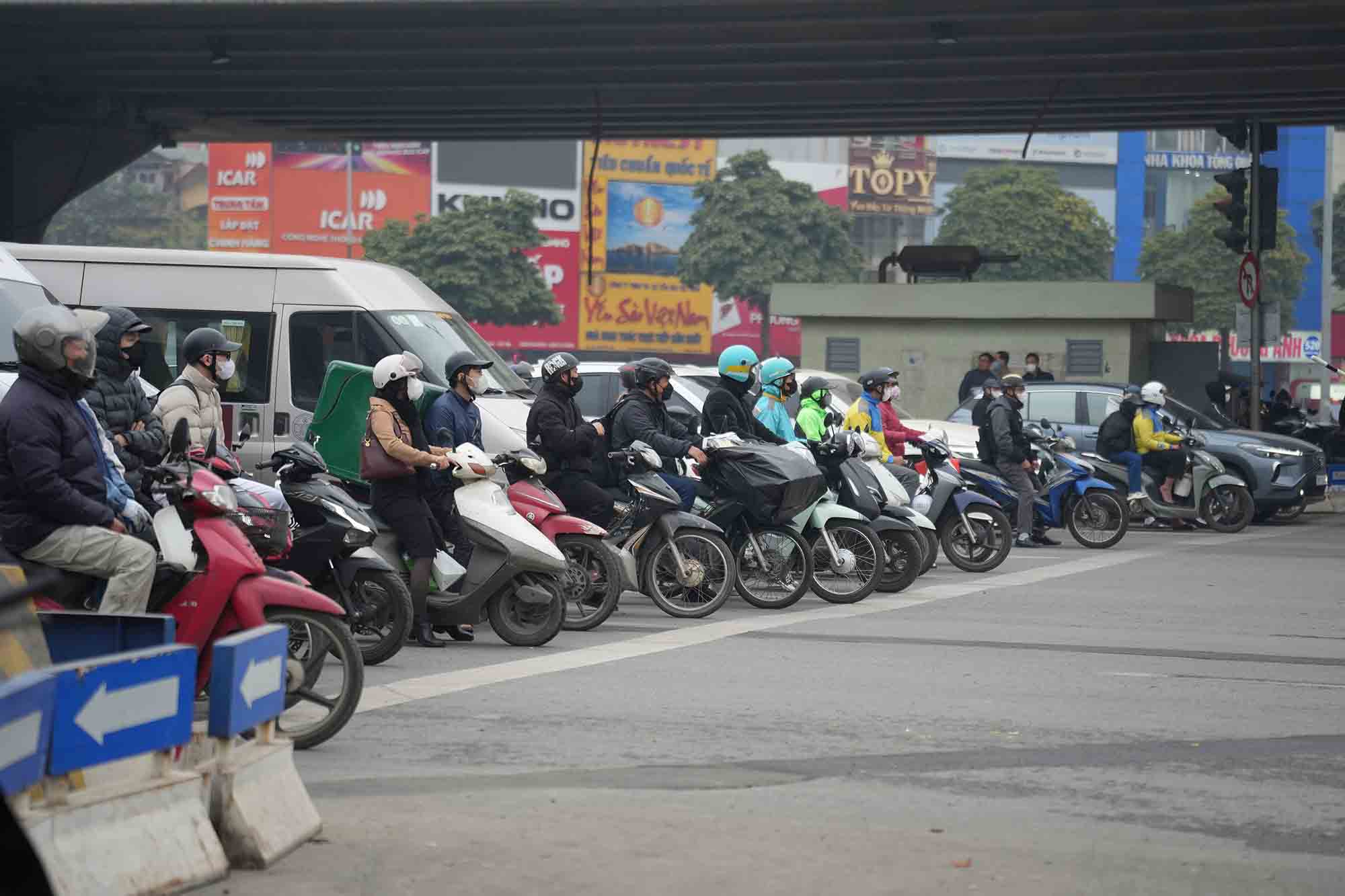 Người dân chấp hành tín hiệu đèn đỏ tại nút giao. Ảnh: Hữu Chánh