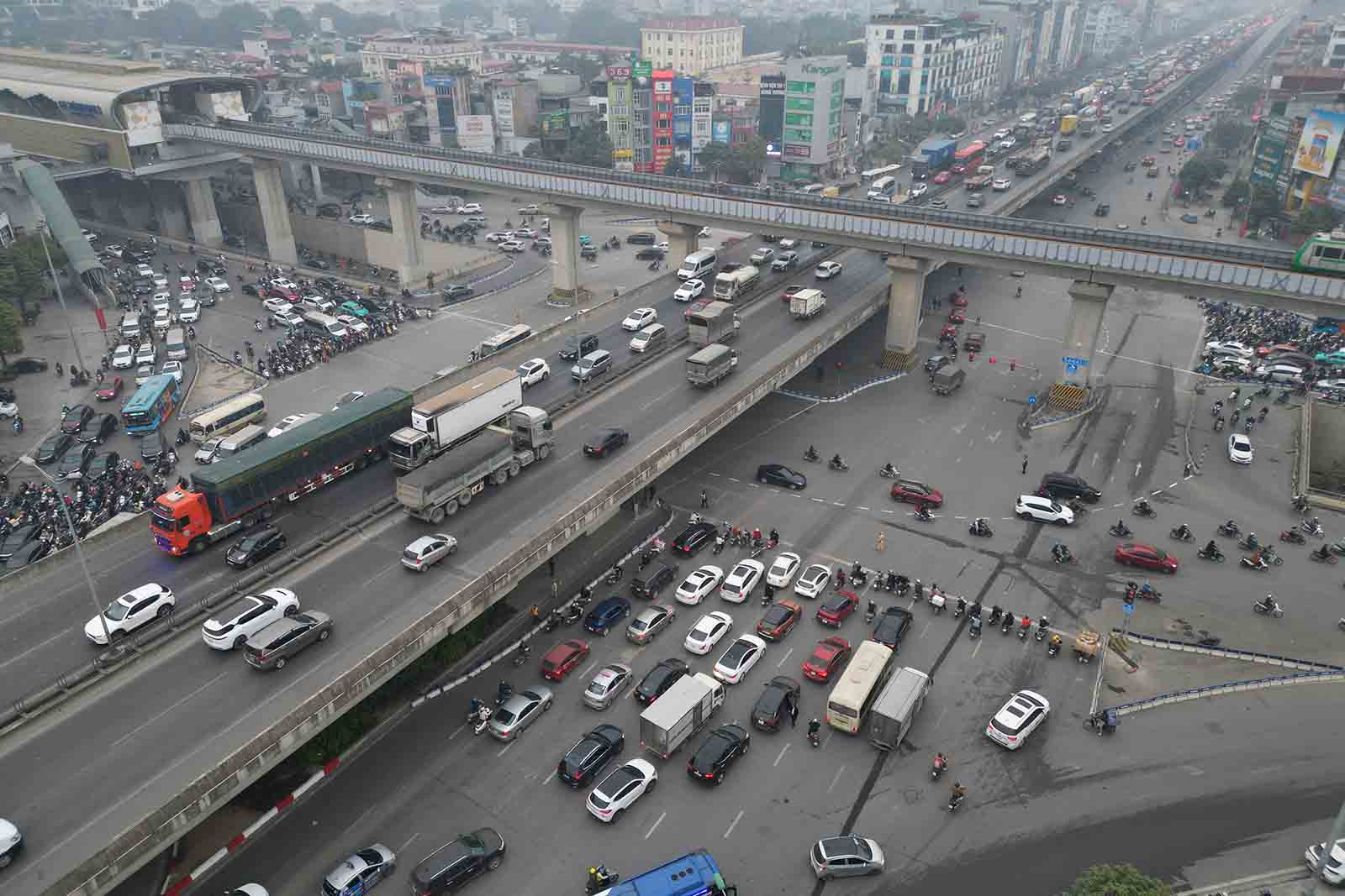 Sau 2 ngày tổ chức lại giao thông, tình trạng ùn tắc tại nút giao Thanh Xuân và một số tuyến đường xung quanh chưa có dấu hiệu hạ nhiệt. Ảnh: Hữu Chánh