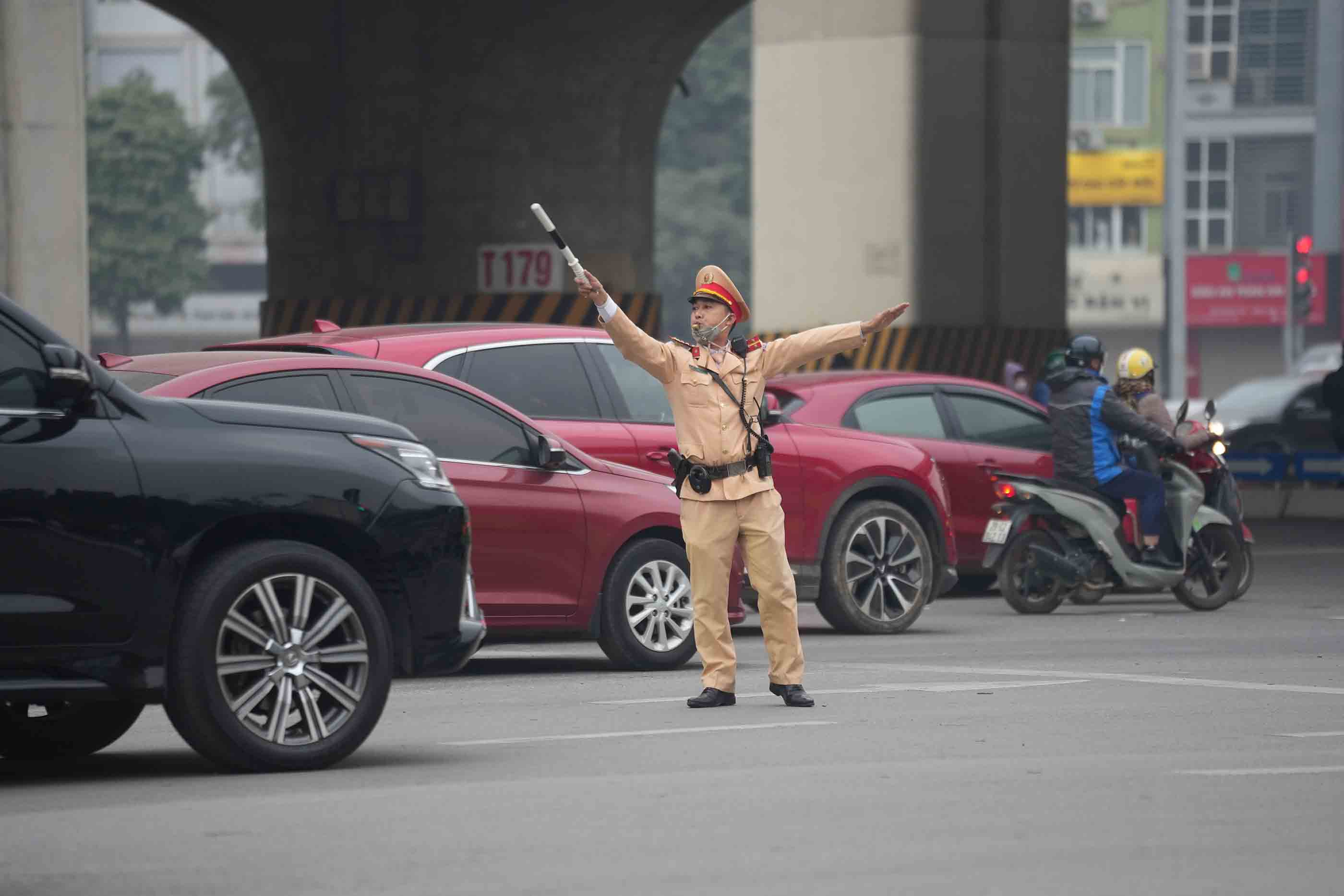 Lực lượng chức năng làm nhiệm vụ điều tiết giao thông ở khu vực nút giao. Ảnh: Hữu Chánh