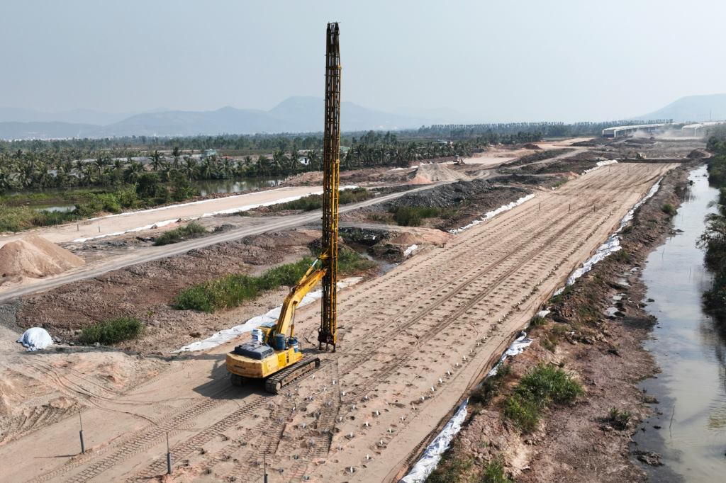 The riverside road requires a huge amount of leveling materials. Photo: Do ​​Phuong