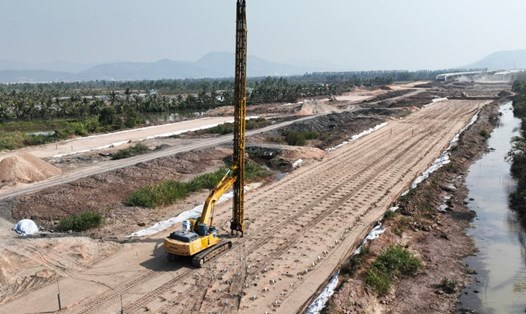 Đường ven sông cần khối lượng vật liệu san lấp mặt bằng rất lớn. Ảnh: Đỗ Phương