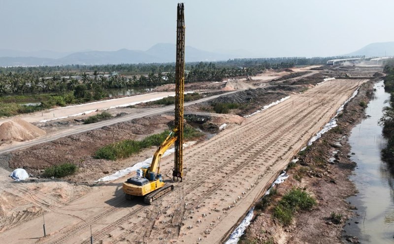 The riverside road requires a huge amount of leveling materials. Photo: Do Phuong