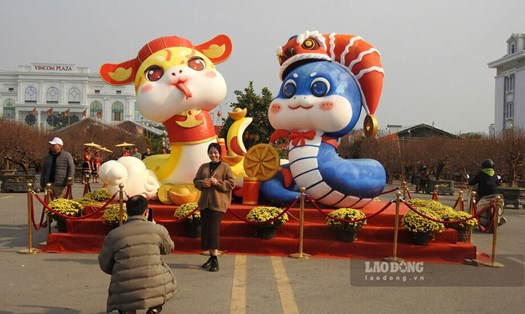 Cặp linh vật rắn tại Hội chợ Tết Ất Tỵ 2025, thành phố Việt Trì, Phú Thọ gây sốt mạng xã hội bởi thiết kế mũm mĩm và biểu cảm đáng yêu. Nhiều người dân và du khách đến hội chợ tại quảng trường Hùng Vương để chụp ảnh với cặp “bé na” dễ thương này. Ảnh: Tô Công