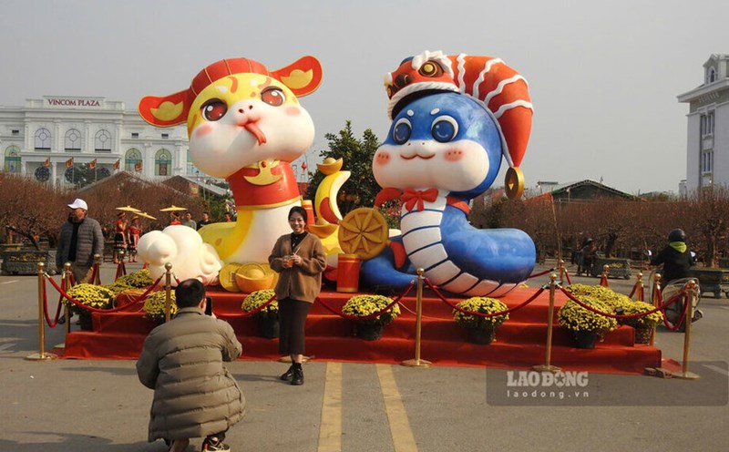 The pair of snake mascots at the 2025 Tet Fair in Viet Tri City, Phu Tho Province, caused a stir on social media due to their chubby design and adorable expressions. Many locals and tourists came to the fair at Hung Vuong Square to take photos with this cute pair of "baby snakes". Photo: To Cong